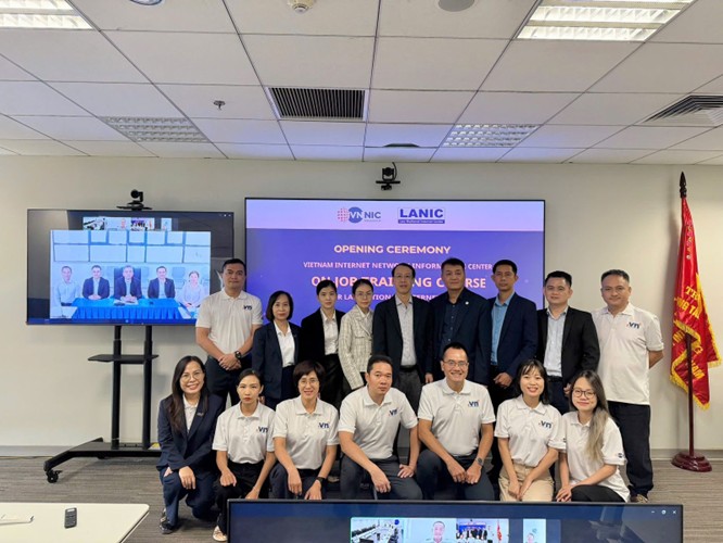 ພິທີເປີດຊຸດຝຶກອົບຮົມຮູບແບບປະຕິບັດງານຕົວຈິງ (On-The-Job training) ທີ່ສູນອິນເຕີເນັດ ແຫ່ງຊາດ ສສ.ຫວຽດນາມ